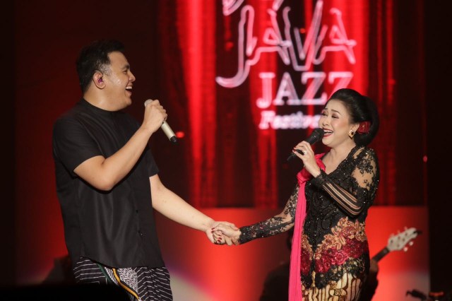 Tulus dan Sundari Soekotjo berduet  (Foto: Fanny Kusumawardhani/kumparan)