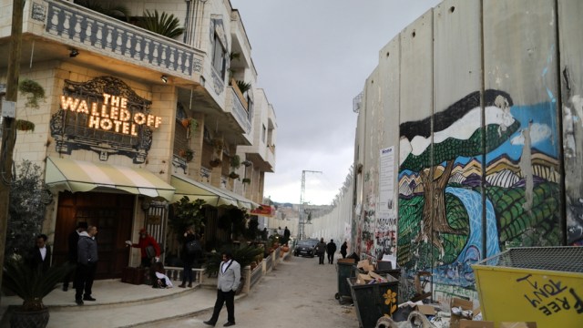Hotel dan tembok pembatas daerah kekuasaan Israel. (Foto: Reuters/Ammar Awad)