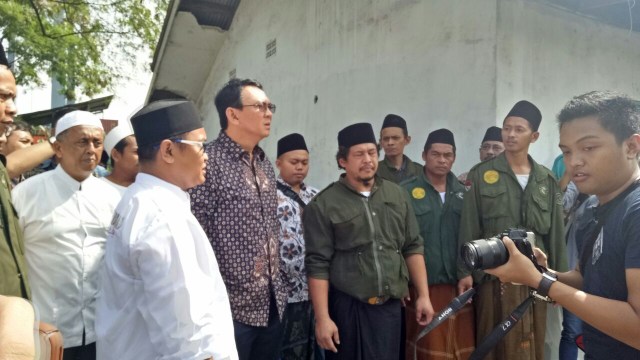 Ahok saat berkunjung ke makam Mbah Priok. (Foto: Nadia Riso/kumparan)