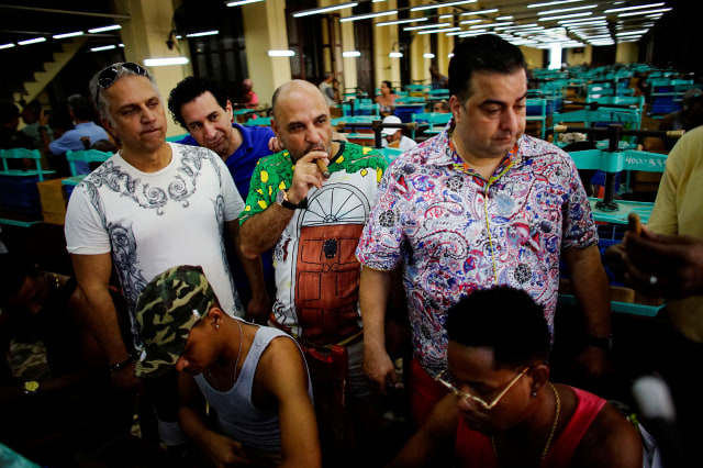 Pebisnis Kanada kunjungi pabrik cerutu di Havana. (Foto: REUTERS/Alexandre Meneghini)