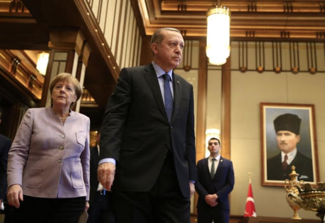 Angela Merkel dan Recep Tayyip Erdogan. (Foto: AP Photo/Lefteris Pitarakis)