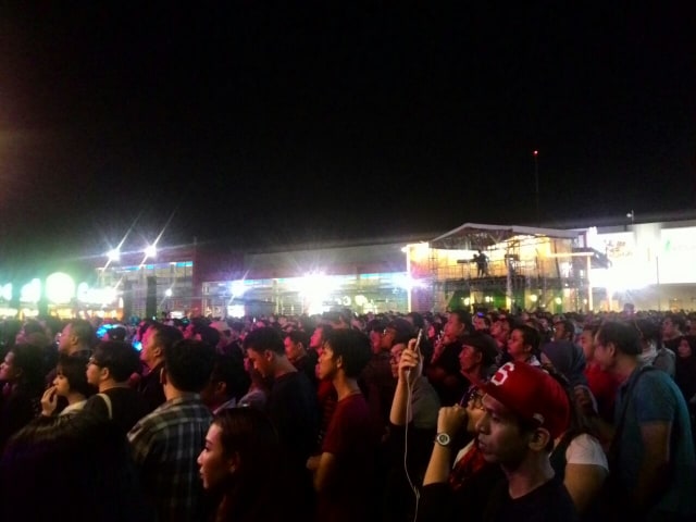 Kerumunan penonton menyaksikan legenda hip hop (Foto: Anissa Maulida)