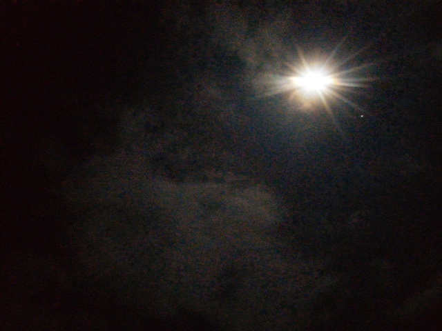 Langit di saat dini hari di Gunung Ungaran. (Foto: Muhammad Naufal/kumparan)