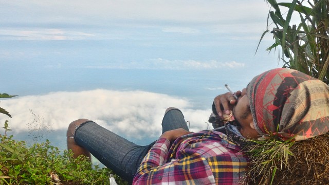 Seorang pendaki beristirahat di puncak Ungaran. (Foto: Muhammad Naufal/kumparan)