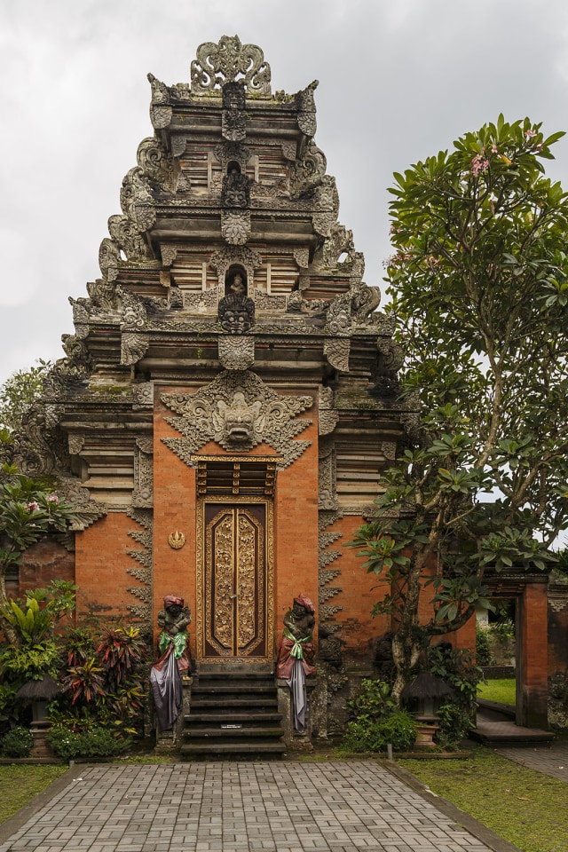 Pintu masuk Puri Saren Agung, Ubud Bali. (Foto: Wikimedia Commons)