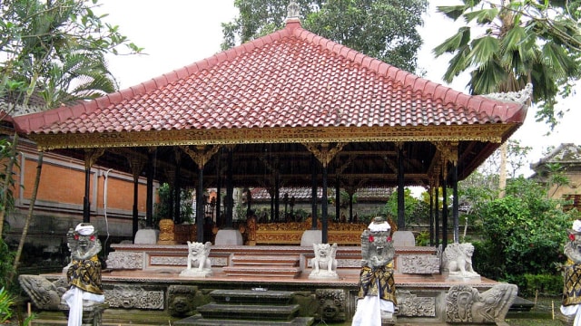 Stage Performance di Puri Saren Agung. (Foto: Wikimedia Commons)