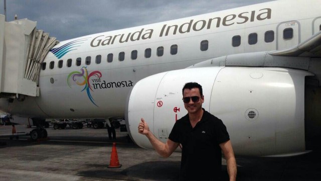 Penyanyi Tommy Page saat tiba di Indonesia (Foto: Twitter @tommypage)