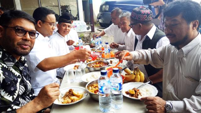 Anies makan bersama masyarakat Aceh di DKI. (Foto: Wandha Hidayat/kumparan)