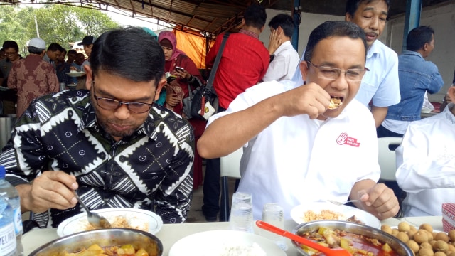 Anies makan bersama dengan masyarakat Aceh di DKI. (Foto: Wandha Hidayat/kumparan)