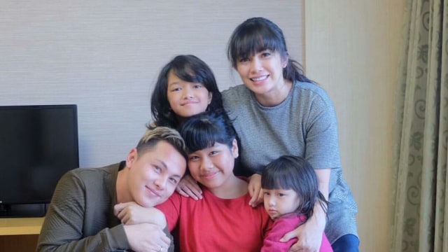 Ussy Sulistiawaty dan keluarga. (Foto: Instagram: @ussypratama)