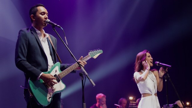 Vokali sekaligus gitaris Barasuara (kiri). (Foto: Fanny Kusumawardhani/kumparan)