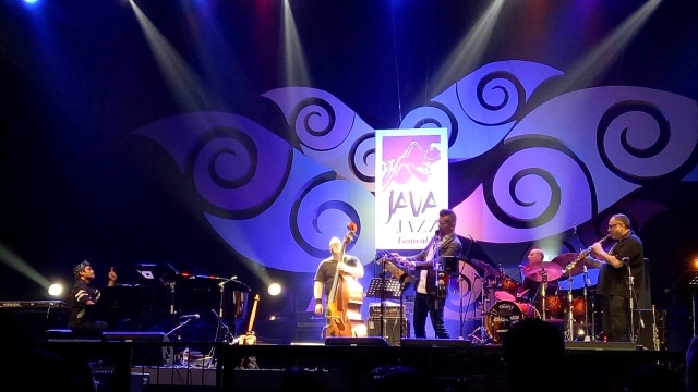 Dwiki Dharmawan dalam aksi panggung Java Jazz. (Foto:  Annisa Maulida/kumparan)