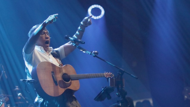 Penuh semangat, Iwan Fals tampil di Java Jazz. (Foto: Fanny Kusumawardhani/kumparan)