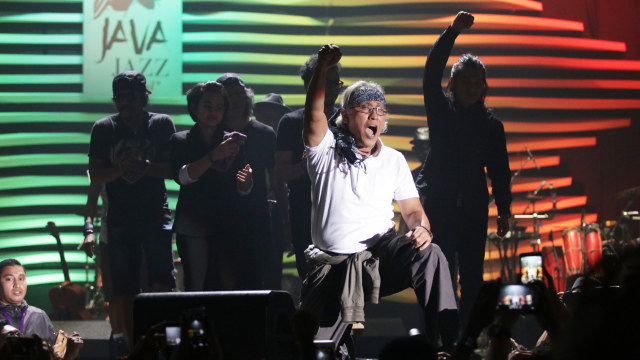 Penampilan Iwan Fals di panggung Java Jazz. (Foto: Fanny Kusumawardhani/kumparan)