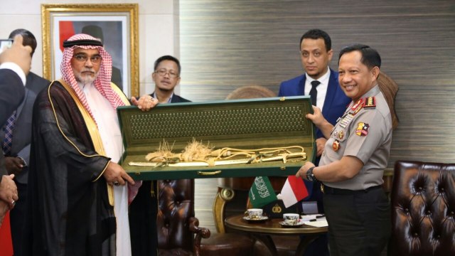 Kapolri Menerima Pedang Emas dari Dubes Arab Saudi (Foto: Div Humas Mabes Polri )