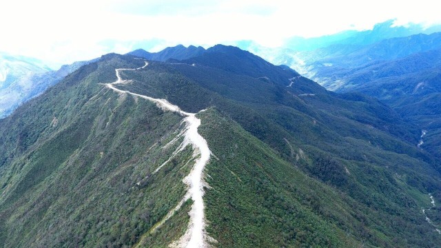 Jalan trans Papua di atas bukit. (Foto: Kementerian PUPR)