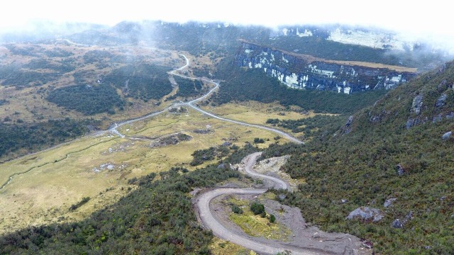 Jalan trans Papua dilihat dari ketinggian. (Foto: Kementerian PUPR)