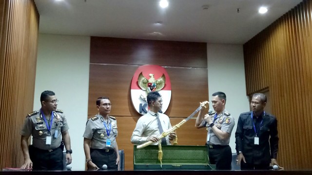 Polisi serahkan pedang emas dari Raja Arab ke KPK. (Foto: Jihad Akbar/kumparan)