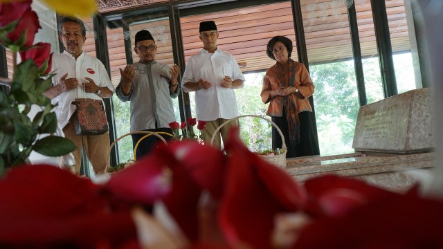 Anies berdoa saat berziarah ke TPU Tanah Kusir. (Foto: Aditia Noviansyah/kumparan)