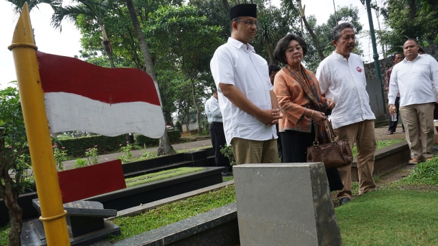 Anies Baswedan berziarah ke TPU Tanah Kusir. (Foto: Aditia Noviansyah/kumparan)