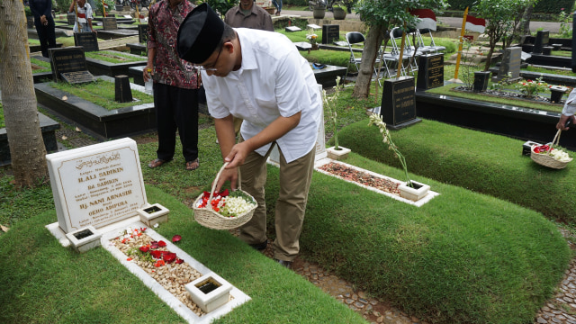 Anies Baswedan berziarah ke beberapa makam tokoh. (Foto: Aditia Noviansyah/kumparan)