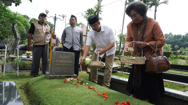 Anies menebarkan bunga di makam TPU Tanah Kusir. (Foto: Aditia Noviansyah/kumparan)