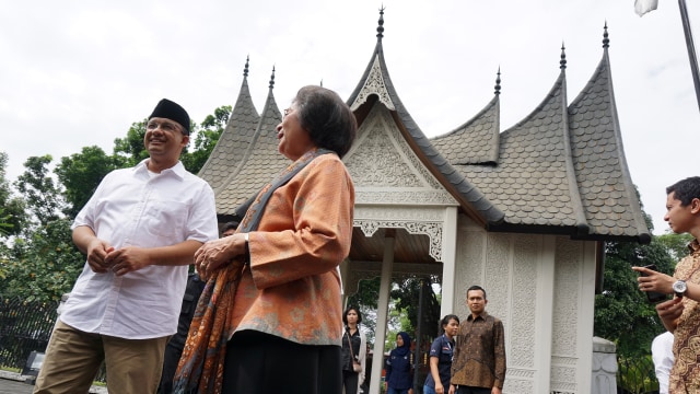 Anies Baswedan didampingi Meutia Farida Hatta. (Foto: Aditia Noviansyah/kumparan)