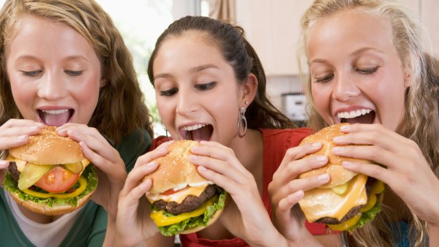 Kebanyakan perempuan suka memakan burger saat muda Foto: Thinkstockphotos