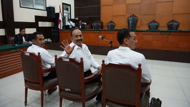 Sidang Vonis Ahmad Musadeq (tengah) (Foto: Aditia Noviansyah/kumparan)