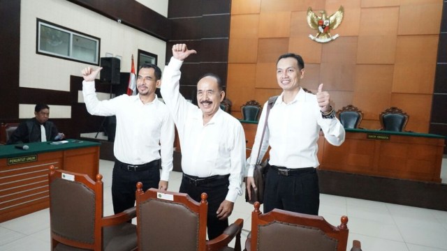 Sidang Vonis Ahmad Musadeq (tengah) (Foto: Aditia Noviansyah/kumparan)