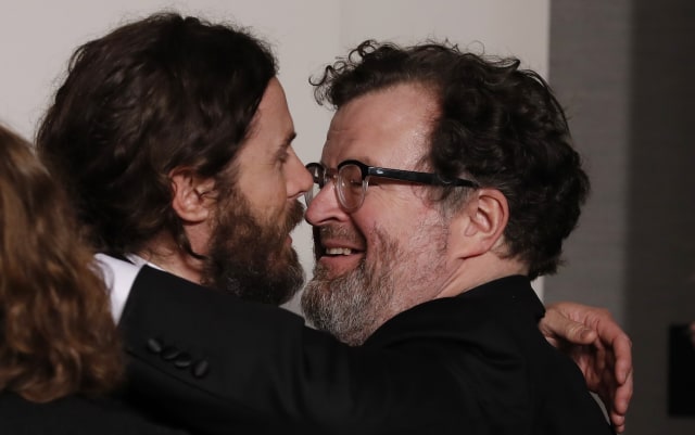 Kenneth Lonergan (kanan) memeluk Casey Affleck (Foto: REUTERS/Lucas Jackson)