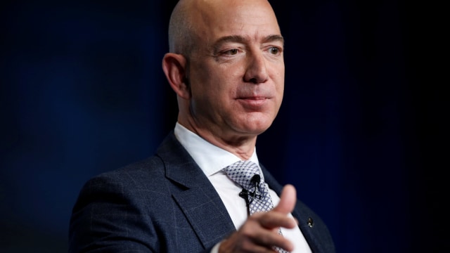 Jeff Bezos, CEO Amazon dan Blue Origin. Foto: REUTERS/Joshua Roberts