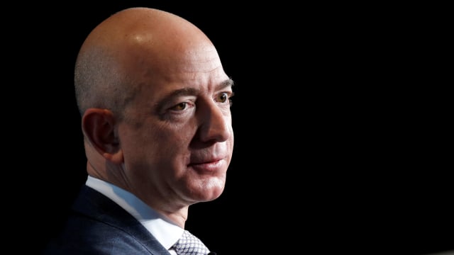 Jeff Bezos, CEO Amazon dan Blue Origin. Foto: REUTERS/Joshua Roberts