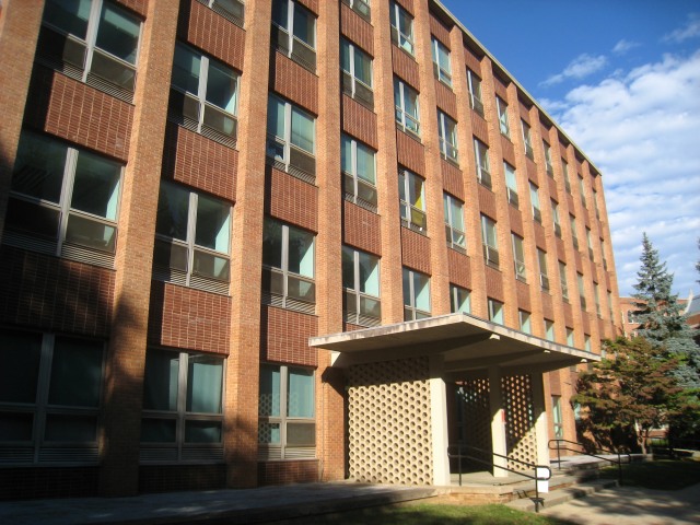 Pintu masuk Science Building. (Foto: Wikimedia Commons)