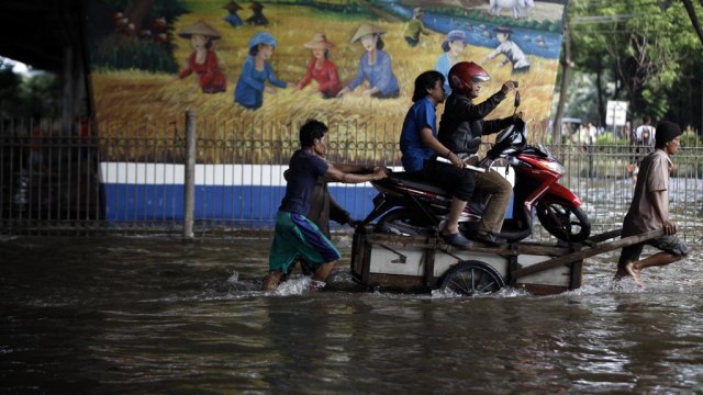 Sungai Ciliwung meluap, lagi-lagi banjir. (Foto: Aditia Noviansyah/kumparan)