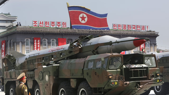 Parade misil Korea Utara di Pyongyang (Foto: KCNA via Reuters)