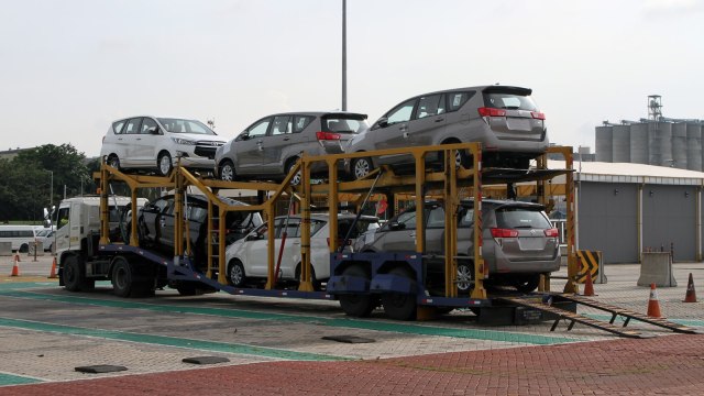 Car carrier unloading. (Foto: PT Toyota Motor Manufacturing Indonesia)