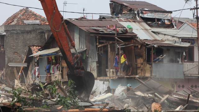 Perobohan rumah di pergusuran Kampung Pulo (Foto: Aditia Noviansyah/kumparan)