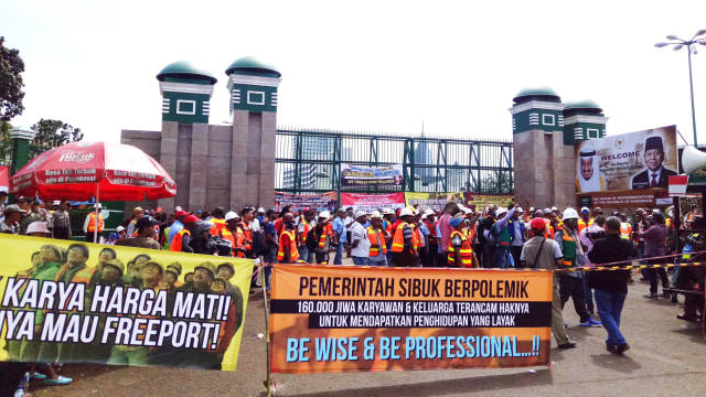 Karyawan Freeport berdemo di depan Gedung DPR (Foto: Mustaqim Amna/kumparan)
