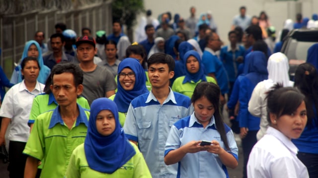 Sejumlah buruh pabrik di Jalan Industri. Foto: Antara/Yulius Satria Wijaya