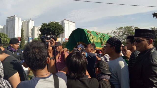 Jenazah Ayah Iko Uwais tiba di pemakaman. (Foto: Yurika Puspa Kencana/kumparan)