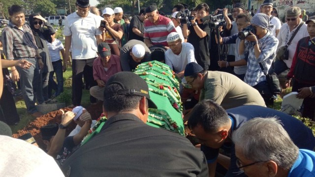 Jenazah Ayah Iko Uwais tiba di pemakaman. (Foto: Yurika Puspa Kencana/kumparan)