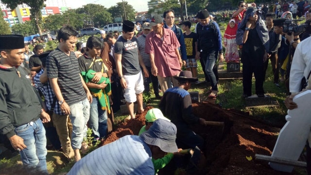 Pemakaman Jenazah Ayah Iko Uwais. (Foto: Yurika Puspa Kencana/kumparan)