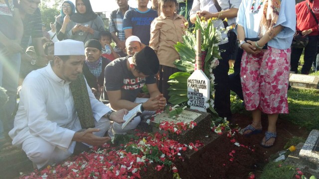 Iko Uwais menangis di pusara sang Ayah (Foto: Yurika Kencana/kumparan)