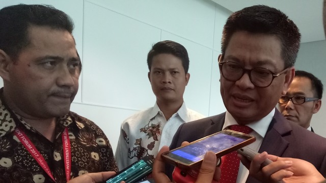 Menperin Airlangga Hartarto dan Irianto Nambrie. (Foto: Novan Nurul Alam/kumparan)