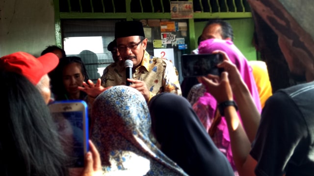 Djarot menyapa warga di Jakarta timur. (Foto: Akbar Ramadhan/kumparan)