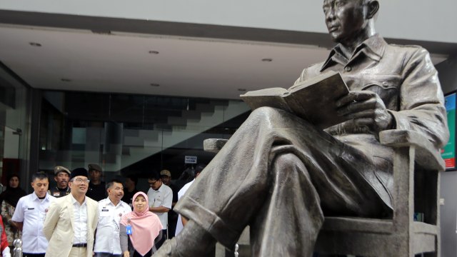 Ridwan Kamil mengamati patung Sukarno di Blitar (Foto: Irfan Anshori/ANTARA)