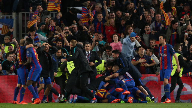 Pemain Barca merayakan keberhasilan ke 8 besar Foto: Albert Gea/Reuters
