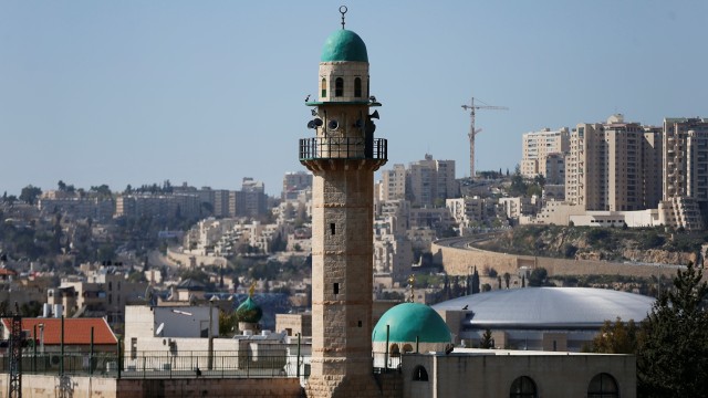 Menara masjid. (Foto: Reuters/Ammar Awad)