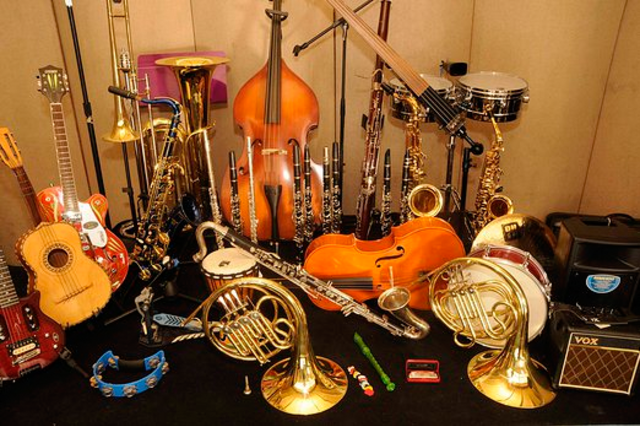 Ilustrasi alat musik lengkap. (Foto: bw-pipes-drums.org)